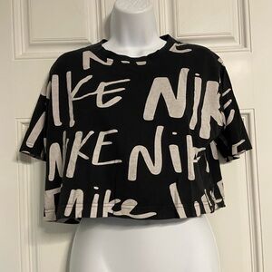 T26a- NIKE Black & Gray Graphic Crop T-Shirt